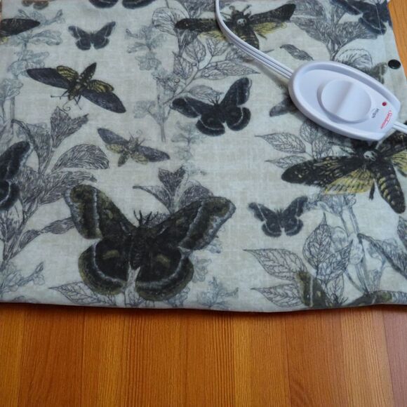 Heating Pad Cover 12 x 15, Soft Flannel With Bees and Butterflies 3 Snap Closure - Picture 1 of 3